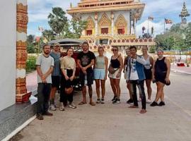 Social Backpacker Hostel & Rooftop Bar，位于马德望的酒店