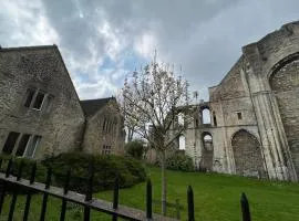 Cosy Cottage Overlooking Malmesbury Abbey