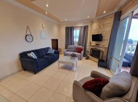 Family House 1 near Paphos airport，位于帕福斯的酒店