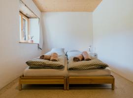 Stylish Jura house for 10 guests，位于Grandval的酒店