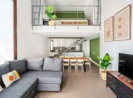 Modern and bright 4BD triplex in Paralel!