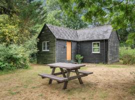 Lodge in New Forest with garden，位于Breamore的酒店
