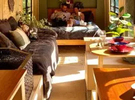 Amazing Renovated Airstream with Hot-Tub Under the Stars in Canterbury
