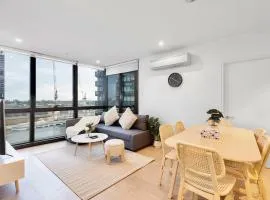 98N Abnb-Style Apt Yarra view with Pool and Free Parking plus 1 Min to Tram