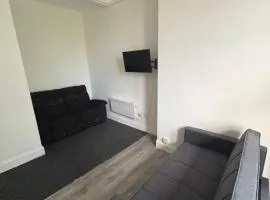 West End Traditional Flat with Free Parking