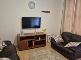 Spacious Large 4BR Home Train Station University