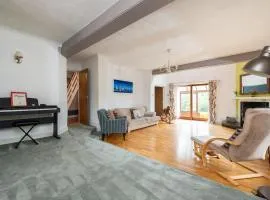 Spacious 5BR Home in Redditch