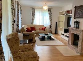 Garden home with pool access，位于卡罗维发利的酒店