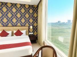 Hotel Lycoris Zirakpur Chandigarh !! Main Highway Hotel ! Lift ! Large Parking ! Premium AC Rooms ! Traveler choice，位于齐拉克普尔的酒店