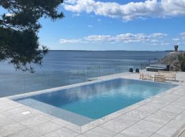 Oceanfront Retreat Heated Pool, Sauna, Jacuzzi，位于Stavsnäs的酒店