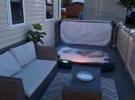 Luxury Hot Tub Caravan Tattershall，位于塔特舍尔的酒店