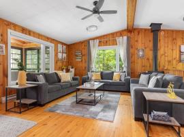 Muskoka Gem 8ppfireplacescanoekayaks，位于布雷斯布里奇的酒店