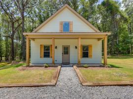 Walk to Sports Complex Home in Millbrook!，位于米尔布鲁克的酒店