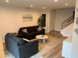 Beautifully Remodeled 2BR Prime Irvine Location，位于尔湾的酒店