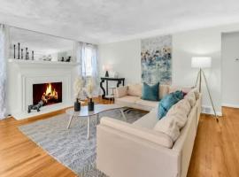 Grosse Pointe Detroit 3BR - Sleeps 8 - Yard home，位于Grosse Pointe的酒店