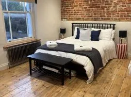 Holt GRDN House A beautiful 1 bedroom house with freestanding bathtub and log burners