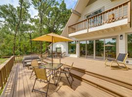 Private Dock Waterfront Cedar Creek Lake Home，位于Eustace的酒店