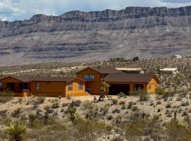 Desert View Retreat - Sleeps 22, Game Garage, Near Skywalk & Lake Mead，位于Meadview的酒店