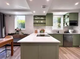 Elanora Escape- Hillside Retreat