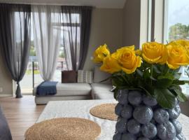 Peaceful Nordic Villa with Terrace, Fireplace & Glimpse of the Sea，位于Askøy的酒店