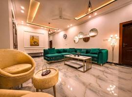 2BR Luxury Event Villa, Mehndis & Family Stays，位于拉瓦尔品第的酒店