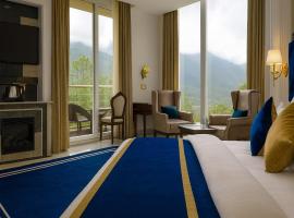 The Four Season Dharamshala # Centrally Heated & Air Cooled # Scenic Mountain View # Big Parking # Near Market # Top Rated # Most Awarded # Premium Rooms # Bar # Terrace # Lift # Property Of The Year##BY ROYAL CASTLE DHARAMSHALA#，位于达兰萨拉的酒店