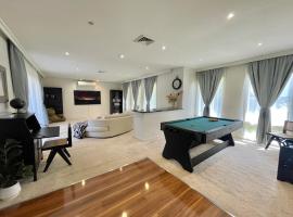 Brighton Blissful - A Poolside Coastal Retreat，位于墨尔本的酒店