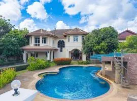 Sundrenched Oasis 7bed pool villa heart of Phuket
