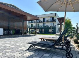 Cataleya House，位于Oeşti-Păm&icirc;nteni的带泳池的酒店