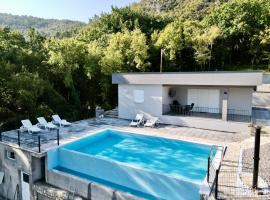 Hillside Lodge Roza - Private Pool Villa Mostar，位于莫斯塔尔的酒店
