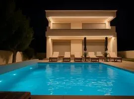 Cantouni Villa, Luxury 5BR Retreat with Pool & Jacuzzi Near Town by Villa Mana Gers