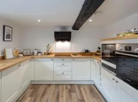 Stylish 2-bed 16th-century apartment in Petersfield town centre,