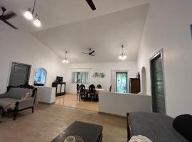 Beautiful Villa in Khandala with Hot Tub，位于罗纳瓦拉的酒店
