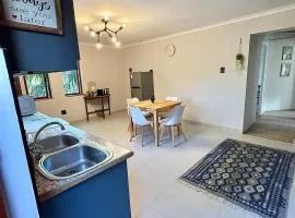 Spacious George self catering apartment for families, golfers, business travellers and couples 1 queen bed 2 sleeper couches