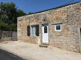 Studio，位于Nanteuil-en-Vallée的酒店