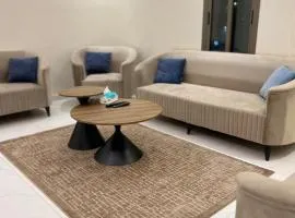 شقة فاخرة بصالة جلوس وغرفة نوم