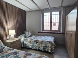 Hostal Paso por La Serena，位于拉塞雷纳的带停车场的酒店