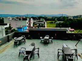 Sitara Premium Hotel Aura, Haridwar，位于哈里瓦的酒店