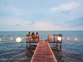 Airport waterfront chalet，位于卡图纳耶克的木屋