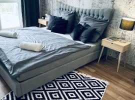 Exclusive Garden Oasis with Jacuzzi & Private Parking，位于特尔纳瓦的酒店