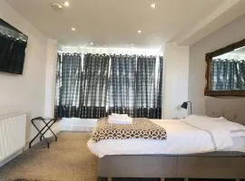 Lovely Commodious, Private Charming Studio, En Suite