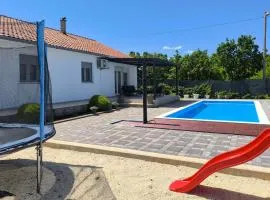 Three-Bedroom Holiday Home In Vinjani Gornji