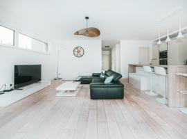 Modern 2 Bed with Garden - Bridel，位于Bridel的酒店