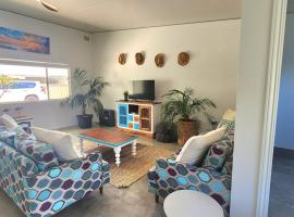 Beach Bum Bungalow 1- WIFI, Short walk to the beach，位于巴瑟尔顿的酒店