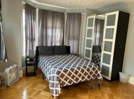 HomeStay Near Downtown Boston - Andrew Station Area，位于波士顿的酒店