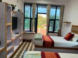 Devchuli Farm House, Luxury Resort，位于Kawasoti的酒店