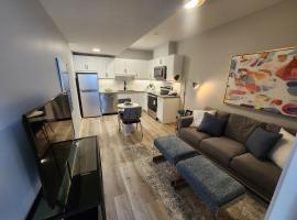 Brand New Modern 2 Bedroom Basement Suite，位于卡尔加里的酒店