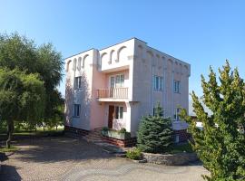 "Family Estate" Cottages，位于卡缅涅茨-波多利斯基的酒店