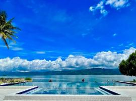 Sanggam Beach Hotel，位于图克图克的带泳池的酒店