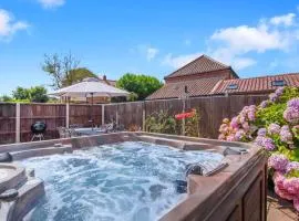 Seven Space - 3 Bed Stay with Hot Tub Grill & Parking